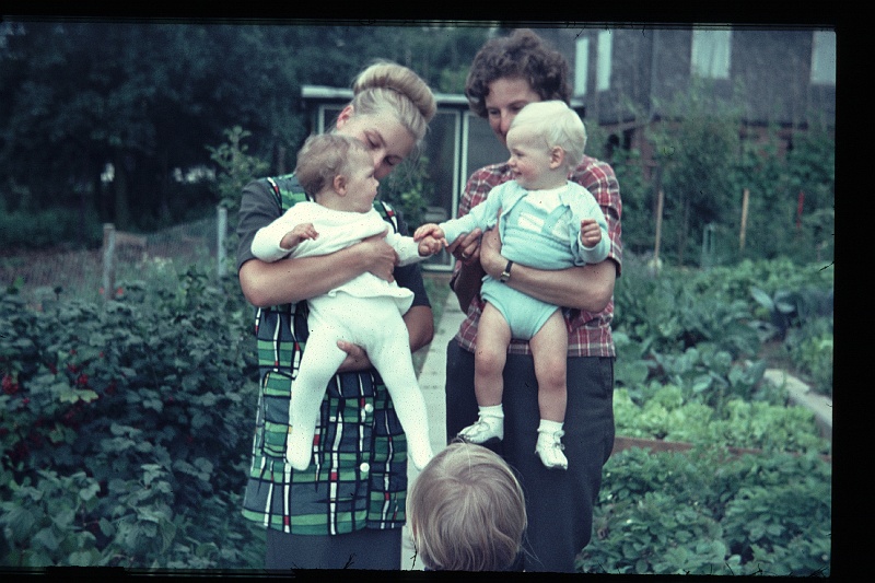 06.Bad Vilbel jul 1966 Mama,Traude,Peter,Britta.JPG